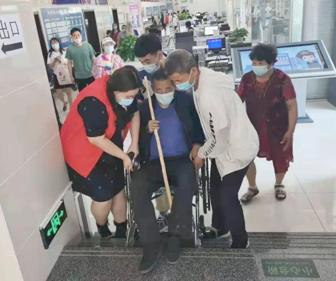 梅里斯区政务服务中心推进“适老化”服务，很暖很贴心！(图1)